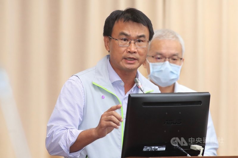 立法院財政委員會聯席會議28日審查紓困3.0追加預算案,但農委會主委陳吉仲(前)請假遭批;陳吉仲下午趕回立院開會表示,上週已請假,是南下處理紅豆、香蕉產銷調解議題。中央社記者吳家昇攝 109年9月28日