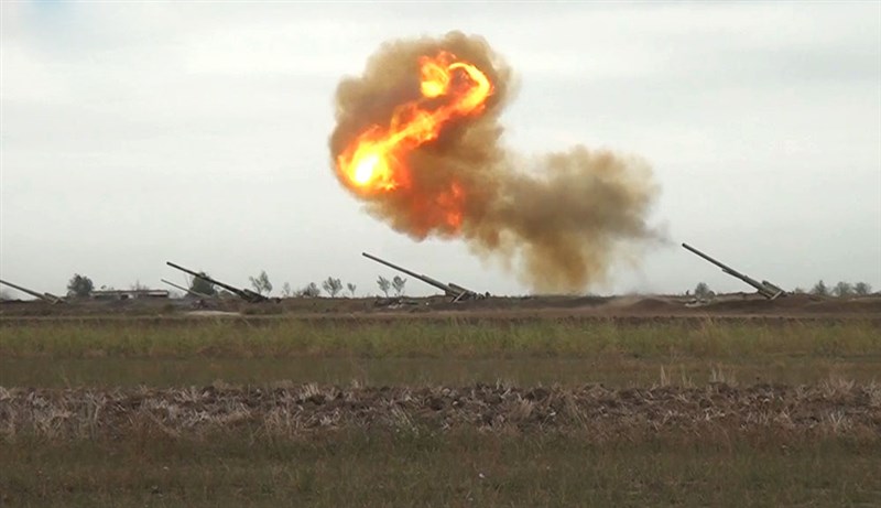 高加索地區鄰國亞美尼亞和亞塞拜然再度兵戎相向,27日開始的戰役徹夜未歇。圖為亞塞拜然國防部推特28日貼出交火畫面。(圖取自twitter.com/wwwmodgovaz)