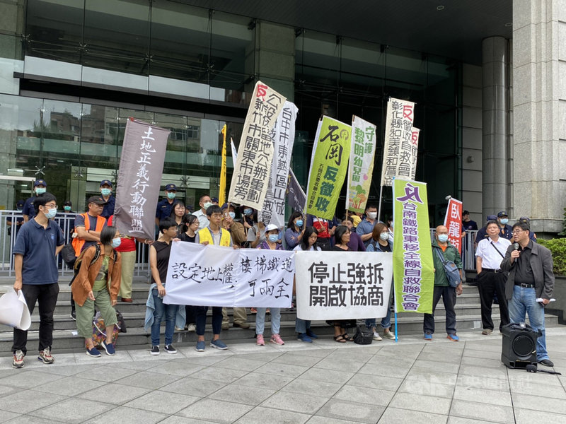 台南鐵路地下化工程拒拆遷戶住戶黃春香及反南鐵東移全線自救會長陳致曉(右)與聲援團體29日到交通部前陳情,提出停止強拆,開啟協商訴求,並要求應設定地上權保留房屋。中央社記者余曉涵攝 109年9月29日