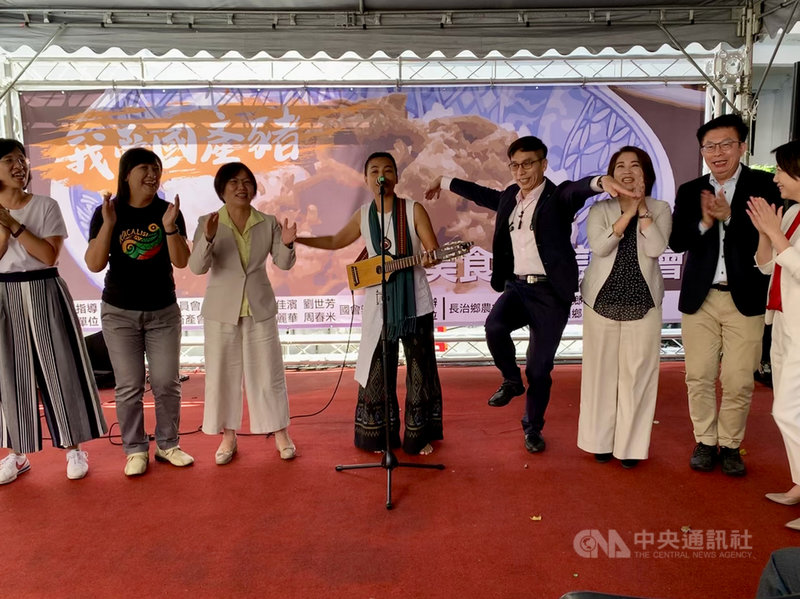 多位民進黨立委今天共同在立法院舉辦「我愛國產豬」美食推廣記者會,現場備有滷肉飯、烤香腸與貢丸湯三道美食,並邀請打狗亂歌團的戴曉君演唱。戴曉君表演途中,多位立委上台加入戴曉君她的行列。中央社記者林育瑄攝 109年9月29日