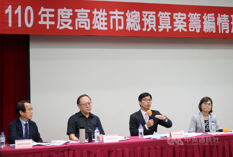 高雄市長陳其邁(右2)29日率副市長林欽榮(左起)、史哲等人向市議會議員說明市府110年總預算編列情形,議長曾麗燕(右)也出席與會。中央社記者王淑芬攝 109年9月29日
