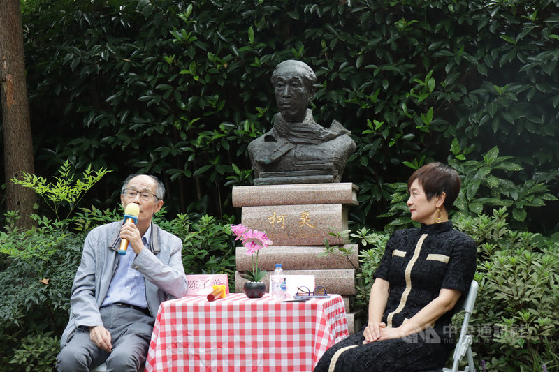 9月27日,華東師範大學中文系研究員陳子善(左)及作家淳子(右)在作家柯靈的故居對談,是紀念張愛玲百年誕辰的相關活動之一。中央社記者張淑伶上海攝 109年9月29日