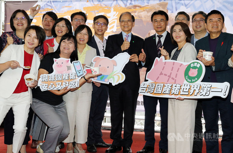 民進黨立委周春米(前右2)、伍麗華(前左2)、劉世芳(前左3)、鍾佳濱(前左4)29日在立法院舉辦記者會,共同推廣國產豬肉,立法院長游錫堃(後右4)、農委會主委陳吉仲(後右3)也到場支持。中央社記者郭日曉攝 109年9月29日