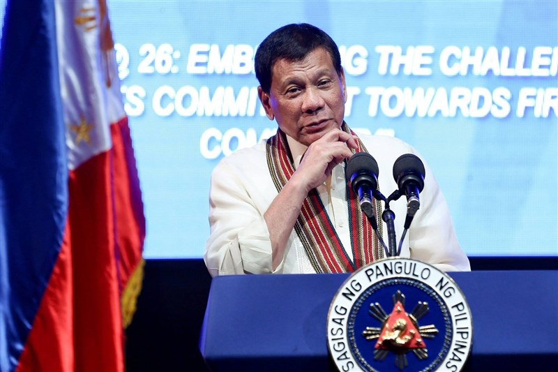 菲律賓外交部長陸辛23日宣布，在總統杜特蒂（圖）指示下，馬尼拉已全面終止與北京的南海油氣開發合作協商。（圖取自facebook.com/rodyduterte）