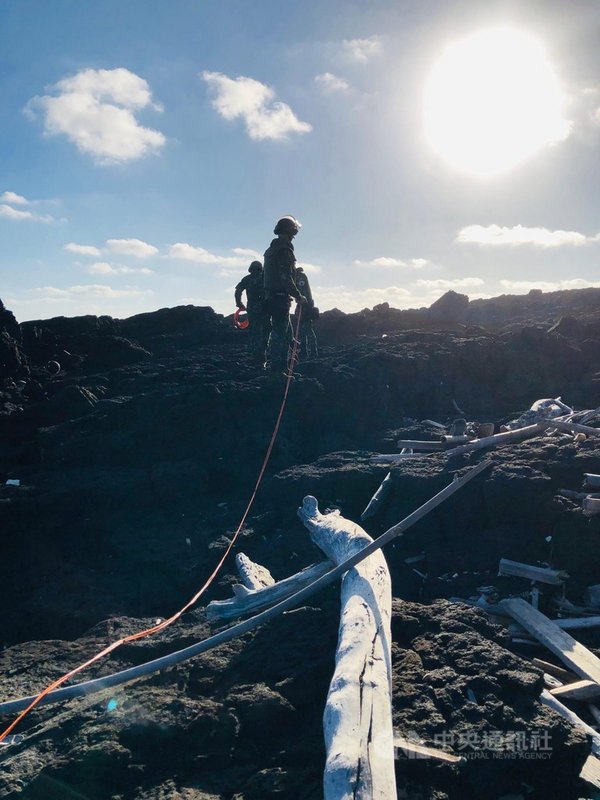 澎湖望安無人島「鋤頭嶼」所發現的疑似二次大戰所遺留的水雷,澎湖防衛部29日順利完成爆毀,人員事後現地檢查狀況。(澎防部提供)中央社 109年9月29日