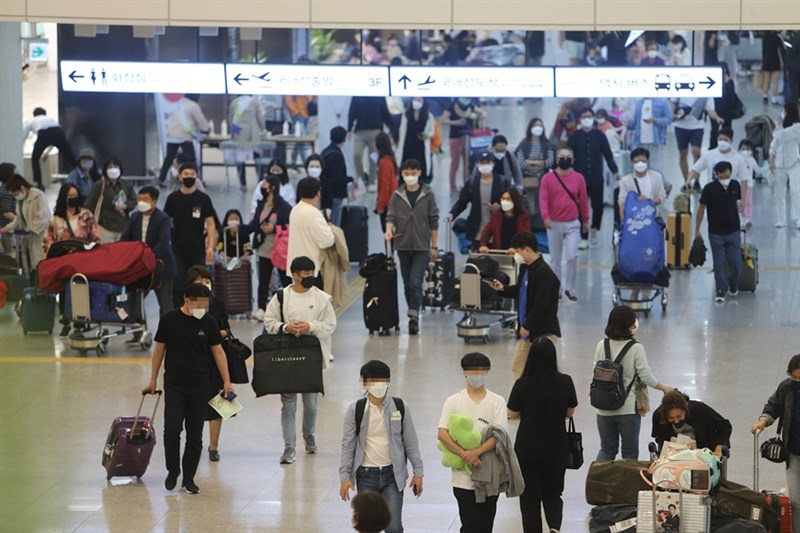 韓國研究結果顯示,曾感染2019冠狀病毒疾病後痊癒者,9成有後遺症。圖為濟州國際機場旅客。(韓聯社)
