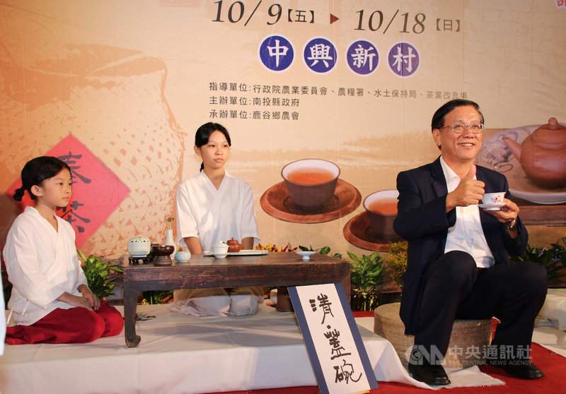2020南投世界茶業博覽會10月9日至18日將在中興新村大操場展開,今年首度加入巧克力咖啡節,縣府30日對外宣傳,縣長林明溱(右)邀民眾到南投喝好茶、咖啡及品嚐巧克力。中央社記者蕭博陽南投縣攝 109年9月30日