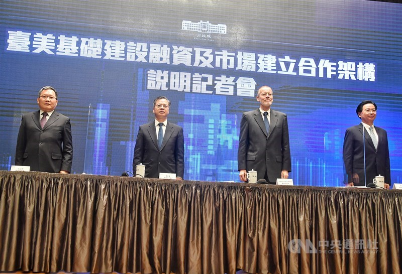行政院30日舉行台美基礎建設融資及市場建立合作架構說明記者會,財政部長蘇建榮(左起)、國發會主委龔明鑫、美國在台協會(AIT)處長酈英傑(Brent Christensen)、外交部長吳釗燮出席說明合作計畫。中央社記者鄭清元攝 109年9月30日