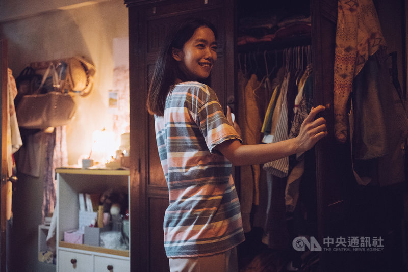藝人大霈(圖)演出電影「消失的情人節」,自嘲有200種挨罵的模式。有場戲需要短時間從地板站起來,再跳出逗趣泰國蝦舞蹈,接著還得打開衣櫃尖叫,動作不僅需一氣呵成,還要有笑點。最後總計拍了39次,導演陳玉勳更直接頒發給大霈一張「泰國蝦自嗨39次」獎狀。(牽猴子整合行銷提供)中央社記者王心妤傳真 109年9月30日