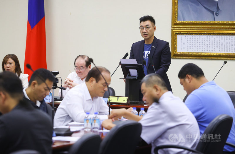 國民黨主席江啟臣(立者)30日在黨中常會指出,距離民進黨以行政命令直接開放含萊克多巴胺美豬進口只剩下3個月時間,日前在國民黨立法院黨團主張及堅持下,民進黨終於初步退讓,同意將行政命令由備查改為審查,讓國會有實質監督空間。中央社記者謝佳璋攝 109年9月30日