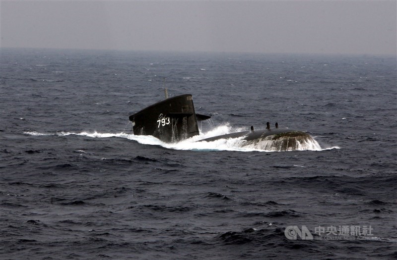 國防部表示，軍方推展的「劍龍級潛艦戰鬥系統提升案」預計從110年起執行人員訓練、裝備產製交運及交付部分文件。圖為劍龍級潛艇海龍軍艦。（中央社檔案照片）