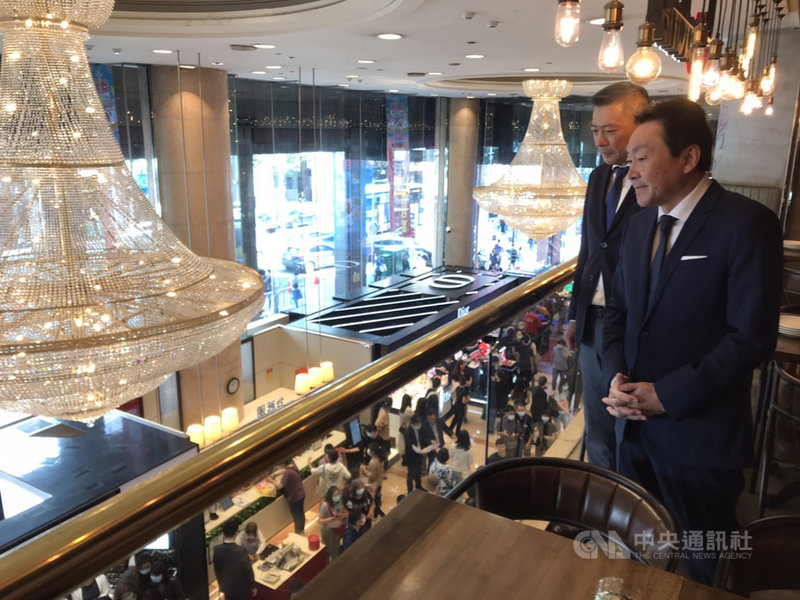 新光三越首波週年慶開跑,董事長村上英之(右)、副董事長兼總經理吳昕陽(左)到南西店關心消費情形。中央社記者梁珮綺攝 109年10月1日