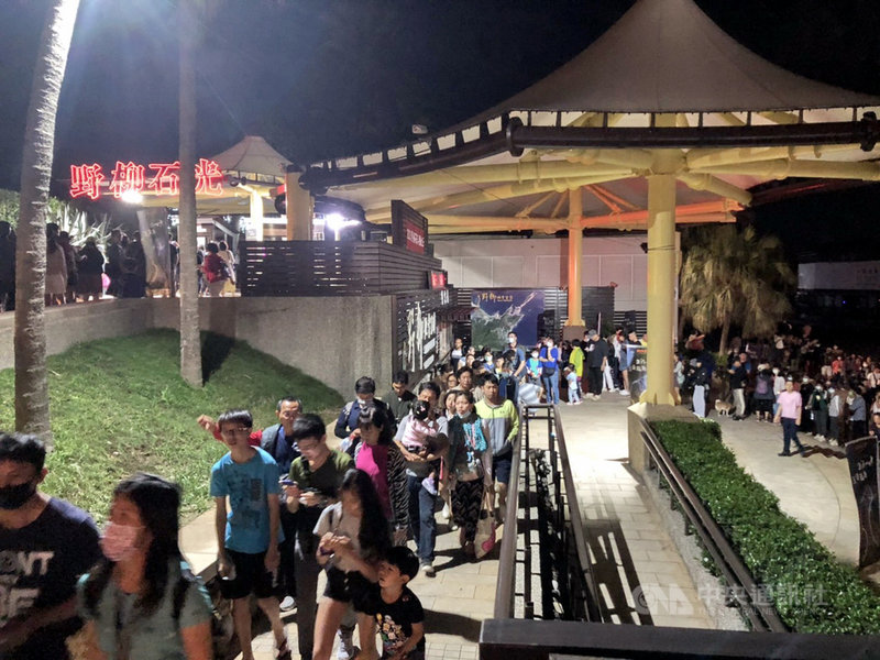 「野柳石光.夜訪女王」活動1日晚間遊客爆量,野柳地質公園湧入3200人,園方表示,因應大量遊客湧入,實施園區總量管制,已盡力疏導並延後閉園。(園方提供)中央社記者黃旭昇新北傳真 109年10月1日