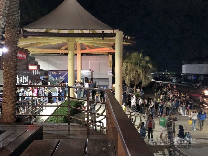 「野柳石光.夜訪女王」活動1日晚間遊客爆量,約3200名遊客湧入野柳地質公園,園方表示,因應大量遊客湧入,公園為維護秩序緊急管制人潮,並疏導入園與出園人數。(園方提供)中央社記者黃旭昇新北傳真 109年10月1日