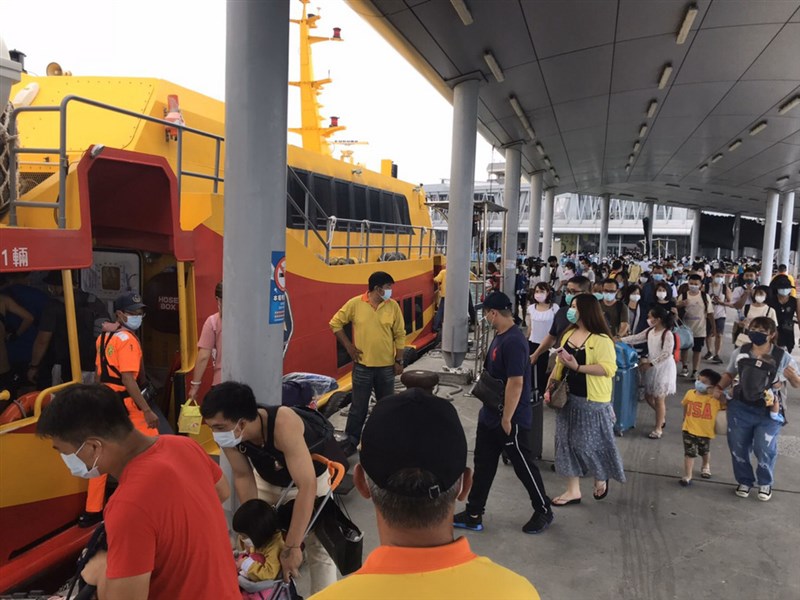 中秋節連續假期第一天,屏東小琉球1日登島人數破萬人,海巡署南部分署第5岸巡隊增派人力嚴格把關,禁止超載行為,並要求遊客登船前戴上口罩。(海巡署提供)中央社記者郭芷瑄傳真 109年10月1日