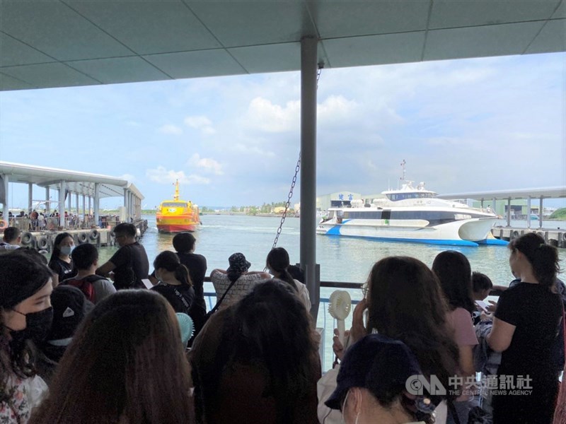中秋連假首日,屏東小琉球1日登島人數破萬,但排隊人潮明顯比端午連假首日還要少。中央社記者郭芷瑄攝 109年10月1日