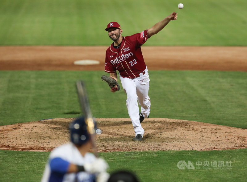 中職樂天桃猿隊先發投手卡本特（Ryan Carpenter）1日主投6.2局僅失2分，幫助球隊以7比2擊敗富邦悍將隊。中央社記者張新偉攝　109年10月1日