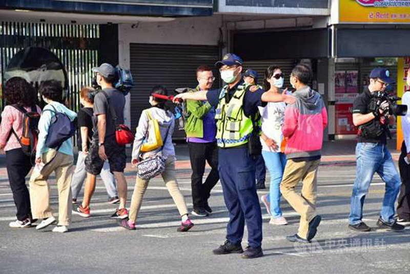 高雄市警局8月起以勸導教育代替取締,9月起更進一步把重點放在勸導和宣導,盼以有限警力提升民眾交通素養。(高雄市警局提供)中央社記者洪學廣傳真 109年10月1日