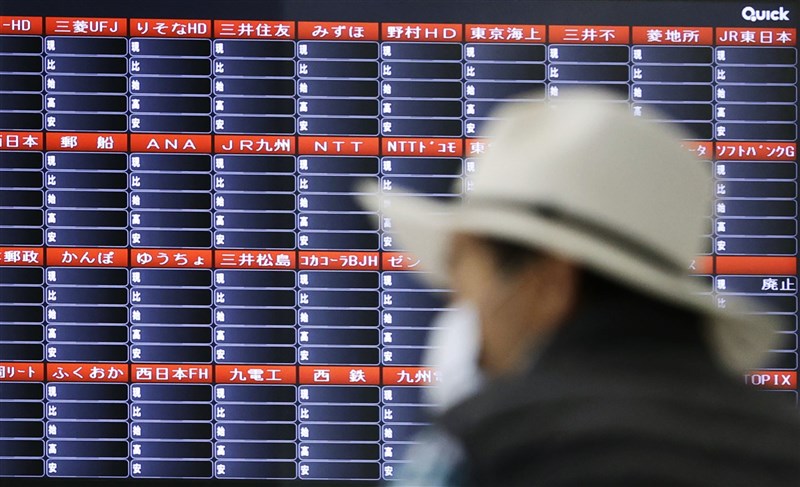 日本東京、名古屋、福岡及札幌證交所1日因系統異常全面停止股票等交易,停擺已逾2小時。圖為福岡市一處股價看板上無法顯示公司股價資訊。(共同社)