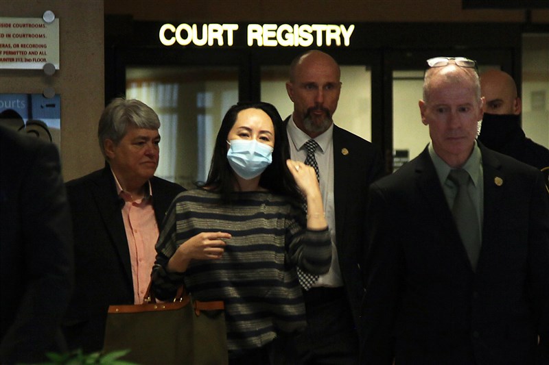 中國電信企業華為技術有限公司財務長孟晚舟(前中)力抗被加拿大引渡到美國受審。圖為孟晚舟9月30日出庭。(法新社)