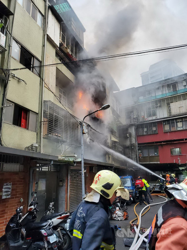 新北市新店區一處民宅1日清晨發生火警,有3層樓全面燃燒。消防人員趕抵現場搶救,在1樓玄關前陽台發現倒臥的90多歲簡姓婦人,送醫後宣告不治。(市府消防局提供)中央社記者黃旭昇新北傳真 109年10月1日