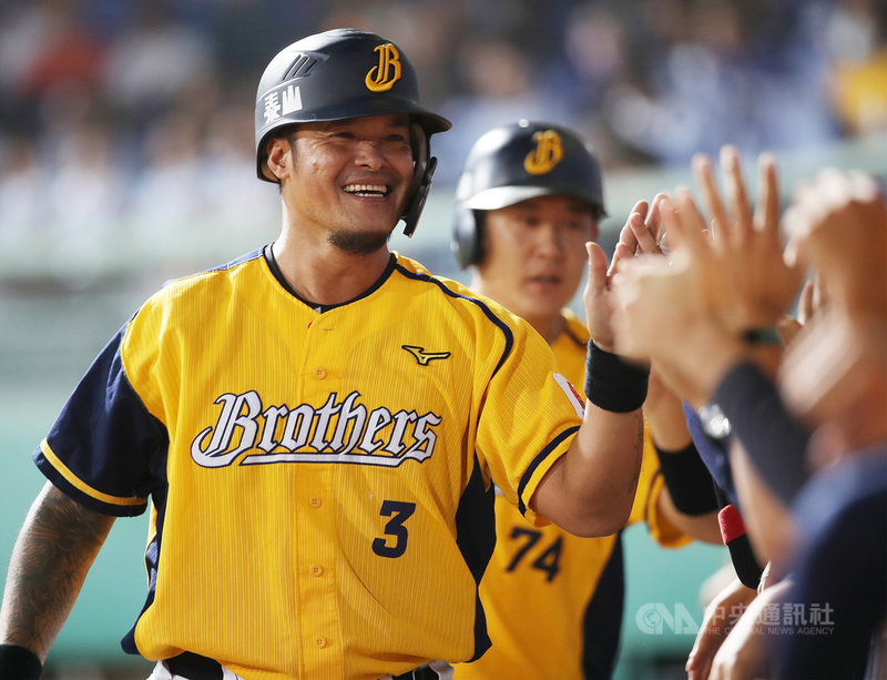 中職中信兄弟隊林智勝（前）2日代打開轟，達成1000得分里程碑，林智勝受訪表示很開心，認為今年因受傷調整得不是很好，「能夠在今年完成，還滿開心可以達到這個里程碑，還要繼續努力」。中央社記者張新偉攝　109年10月2日