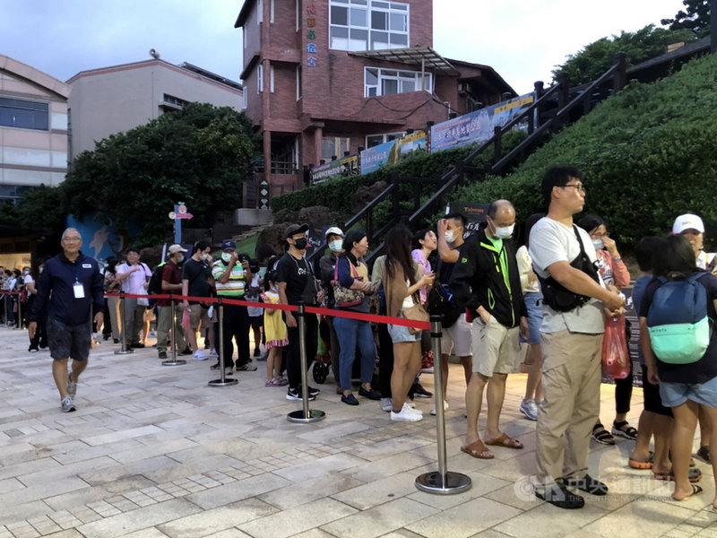「野柳石光.夜訪女王」活動受歡迎,野柳地質公園2日下午再度出現長長的排隊人龍,園方表示,排隊人潮比1日還多,因此將入園時間提前到傍晚5時30分,並延後至晚間9時30分閉園。(園方提供)中央社記者黃旭昇新北傳真 109年10月2日