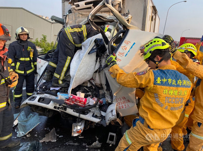 國道一號南屯交流道南下匝道處,2日上午發生小貨車、大貨車追撞車禍事故,小貨車的車頭因擠壓,毀損破碎。(民眾提供)中央社記者趙麗妍傳真 109年10月2日