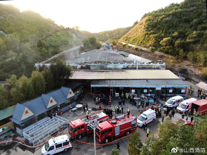 山西省太原市一個風景區內冰雕館1日發生火災,造成13人死亡15人受傷,起因疑似電線走火。(圖取自weibo.com)