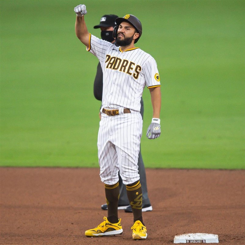 MLB教士3日在國聯外卡賽第3戰中，何斯默（前）適時擊出中外野方向二壘安打，讓地主教士先馳得點，以1比0領先，紅雀7局下自亂陣腳發生關鍵失誤，教士趁機拉開領先差距，最終4比0贏球，晉級國聯分區系列賽。（圖取自instagram.com/padres）