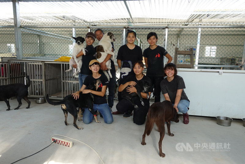 中華親善動物保護協會創辦人王文評(後左2)才剛完成狗場遷徙重建,已在為近300隻流浪犬貓尋覓永久新家,希望打造生命教育園區。中央社記者沈佩瑤攝 109年10月3日