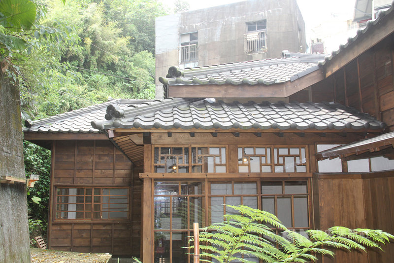 基隆要塞司令官邸修復過程中，由於屋頂以多種形式組合而成，讓修復團隊傷透腦筋，經建築師做出各種屋頂模型，並與匠師反覆推敲，才能在結構、排水等考量下完成修復。中央社記者王朝鈺攝 109年10月3日