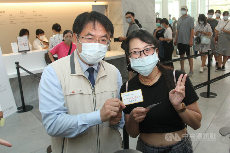 台南市美術館3日喜迎第200萬名入館觀眾，來自台北的女遊客鄭秀凰（前右）成為幸運兒，開心與台南市長黃偉哲（前左）合影留念。中央社記者楊思瑞攝　109年10月3日