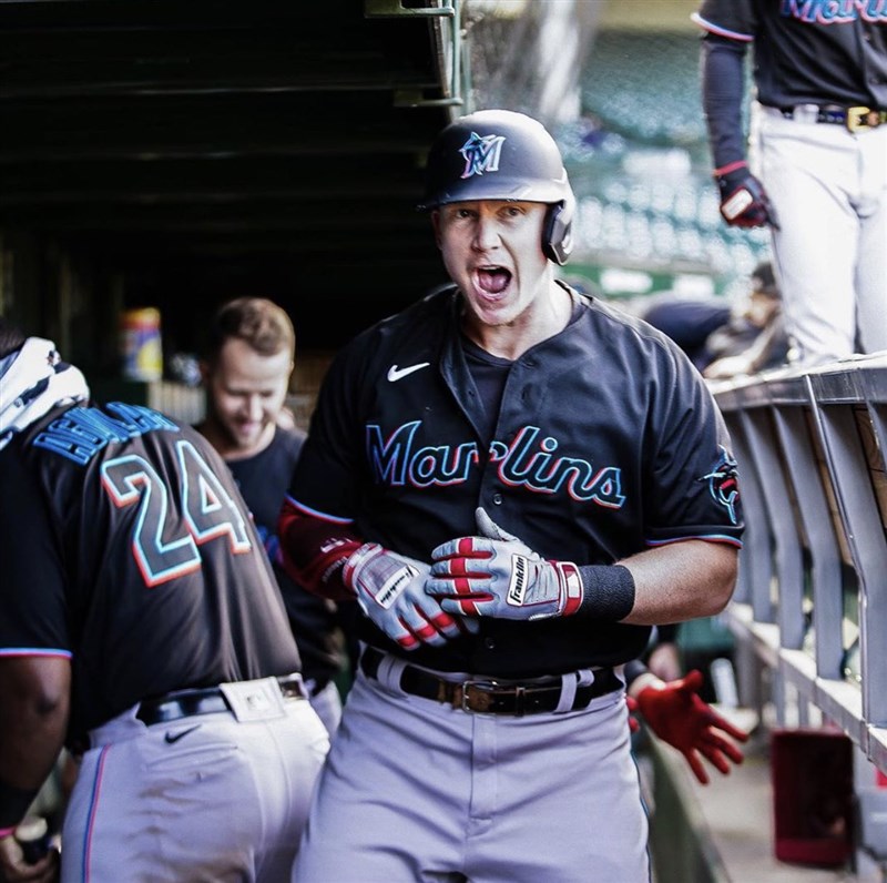 MLB國聯外卡賽，馬林魚7局上靠古柏（前）的陽春全壘打砲轟小熊的達比修有，最終2比0贏球，外卡賽2連勝後晉級國聯分區系列賽。（圖取自twitter.com/CoopaLoop1）