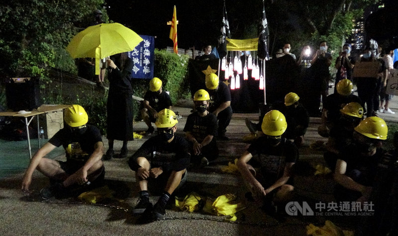 10月1日中共建政71週年，洛杉磯中國領事館外，洛杉磯香港論壇的成員身穿黑衣、戴黃色頭盔，聲援香港爭取民主自由。中央社記者林宏翰洛杉磯攝　109年10月3日