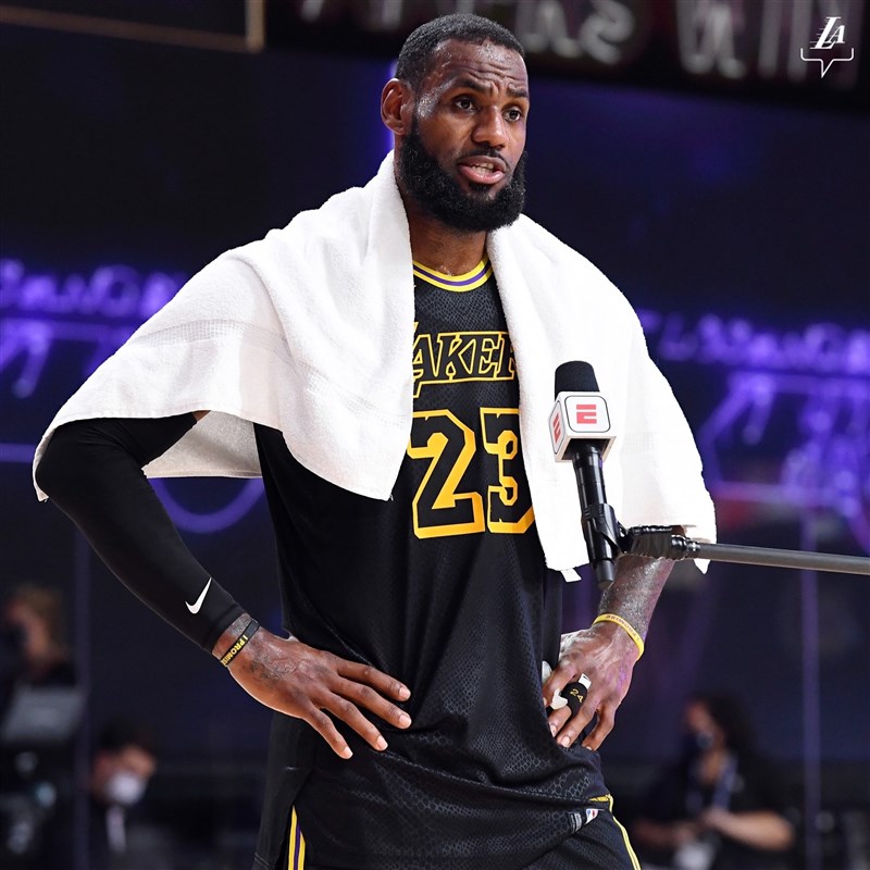 NBA洛杉磯湖人本季季後賽前3次穿上黑曼巴球衣上陣皆贏球,3日總冠軍賽再度以黑曼巴球衣應戰,最終以124比114扳倒邁阿密熱火,黑曼巴球衣儼然成為湖人勝利保證。圖為湖人球星詹姆斯。(圖取自facebook.com/losangeleslakers)