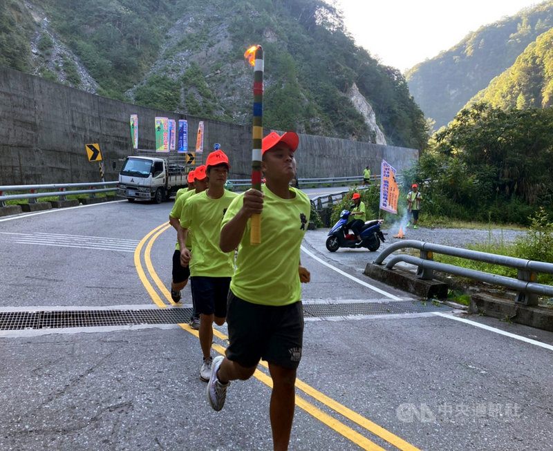 位於南橫公路上的利稻、霧鹿布農族部落9日將舉辦村校際聯合運動大會,3日上午利稻和霧鹿部落聖火隊人員在兩部落間的南橫公路利稻橋上會合,接著由祭師點燃聖火,向祖靈祈求運動會順利舉行。中央社記者盧太城台東攝 109年10月3日