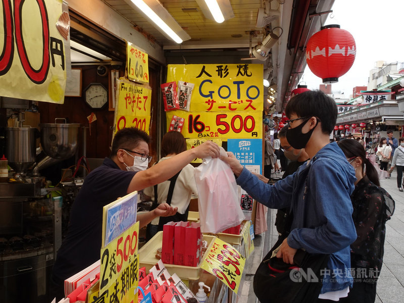 10月1日起東京納入振興國旅Go To Travel措施,淺草商店街販售雞蛋糕的商店生意興隆。店面還貼有可使用地區優惠券的標示。中央社記者楊明珠東京攝 109年10月4日