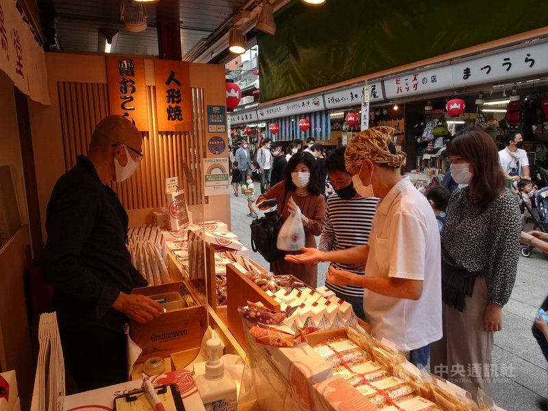 10月1日起東京納入振興國旅Go To Travel措施,淺草商店街販售雞蛋糕的三鳩堂老闆齋木隆說Go To Travel措施效果真的很好。中央社記者楊明珠東京攝 109年10月4日