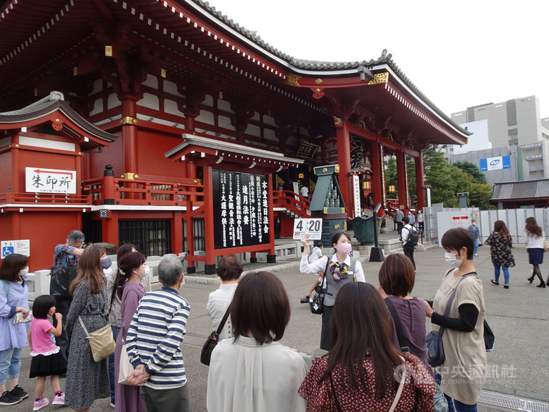 10月1日起東京終於納入振興國旅Go To Travel措施,東京淺草寺前可見導遊帶著旅遊團前來。中央社記者楊明珠東京攝 109年10月4日