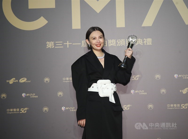 第31屆金曲獎頒獎典禮3日晚間在北流順利落幕,歌手「娃娃」魏如萱從最佳國語女歌手的「死亡之組」中脫穎而出,成為新科國語歌后。中央社記者張新偉攝 109年10月4日