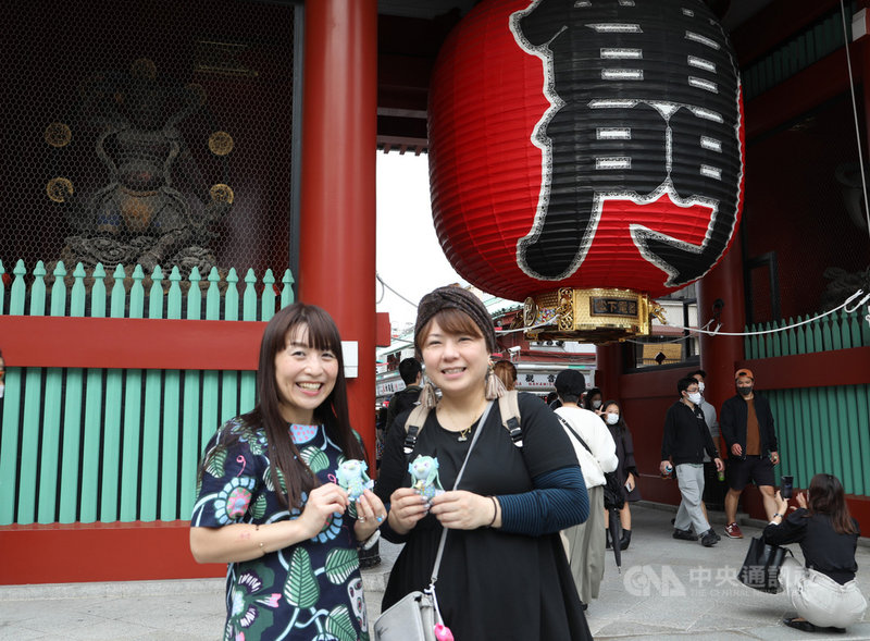 10月1日起東京納入振興國旅Go To Travel措施,去年約3000萬觀光客造訪的東京淺草,10月3、4日湧進大批觀光客。有觀光客拿著象徵可驅除疫病的人魚妖精Amabie到淺草雷門前拍照打卡。中央社記者楊明珠東京攝 109年10月4日