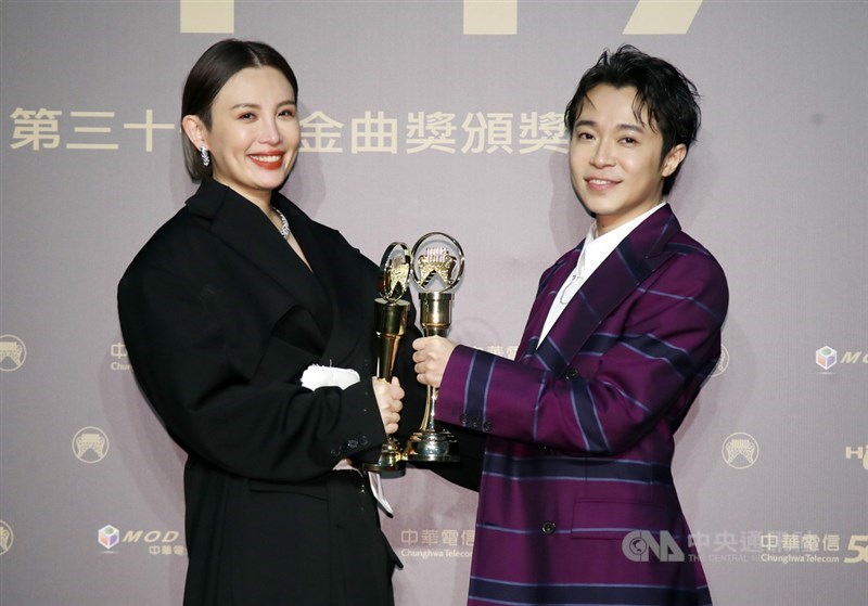 第31屆金曲獎頒獎典禮在台北流行音樂中心順利落幕,評審團主席陳鎮川受訪指出,歌手魏如萱(左)因長年現場演出累積的唱功勝出封后,吳青峰(右)則是在音樂上依然給眾人驚喜,成功封王。中央社記者張新偉攝 109年10月4日