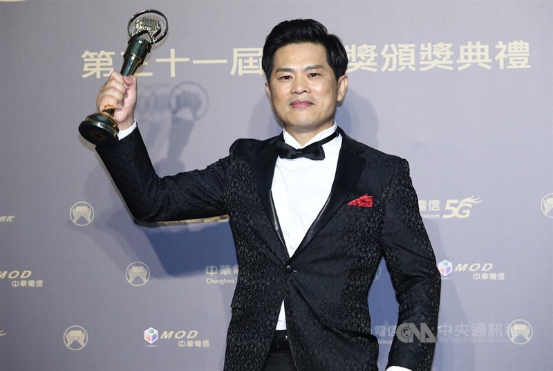 第31屆金曲獎3日晚間舉行頒獎典禮,最佳台語男歌手獎由「律師歌手」蘇明淵以「善良的歹人」拿下,蘇明淵致詞時鼓勵所有人,就算被定位成某個角色,還是可以灌溉心裡的田,「總有一天會開花結果,像現在一樣。」中央社記者王騰毅攝 109年10月3日