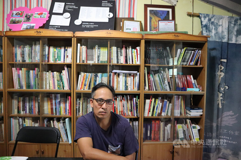 布農族作家沙力浪書寫部落故事、人物,成立獨立出版工作室,也成立「一串小米族語獨立書店」,原本希望能帶動部落小朋友的讀書風氣,但受限於人力,最後仍回到專心出版的路。中央社記者李先鳳攝 109年10月4日
