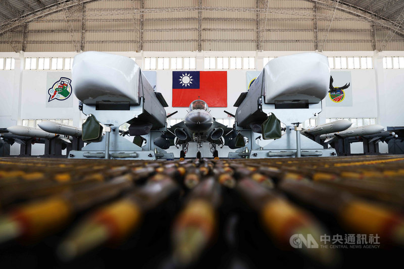 總統蔡英文日前赴澎湖視導IDF經國號戰機天駒部隊,並展示由中科院研製的萬劍彈,以及天劍二、響尾蛇飛彈等裝備。中央社記者游凱翔攝 109年10月4日