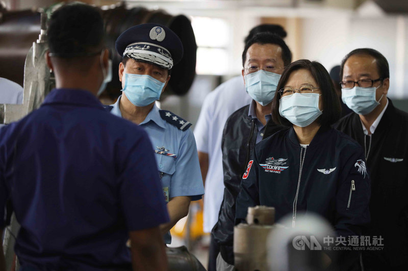總統蔡英文日前赴負責戰機維修保養的空軍三指部視察,強調後勤人員是前線作戰人員的最強後盾。中央社記者游凱翔攝 109年10月4日
