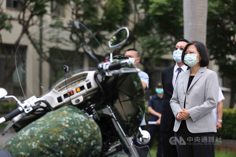 總統蔡英文日前赴憲兵指揮部視導,並了解快速反應連的運作方式。中央社記者游凱翔攝 109年10月4日