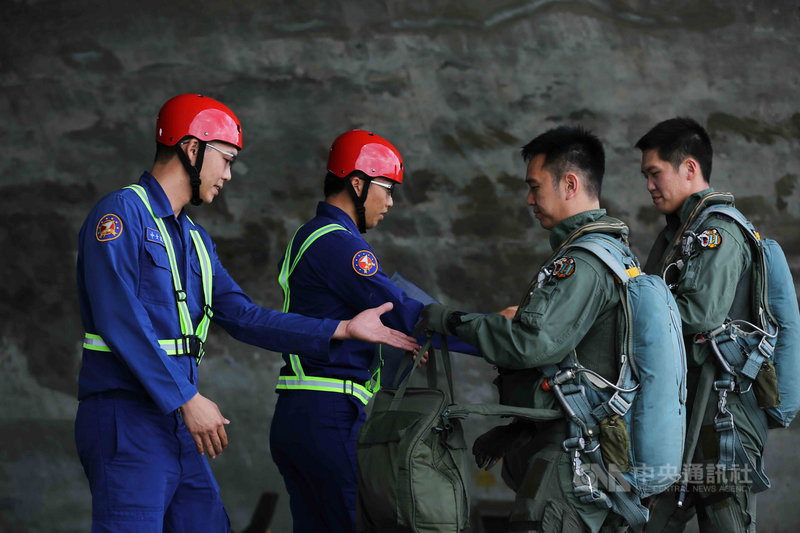 因應中共機艦擾台不斷,空軍前線人員持續升空監控,專家呼籲應避免落入消耗戰,並強化後勤體系。圖為地勤人員與F-5戰機飛官。中央社記者游凱翔攝 109年10月4日