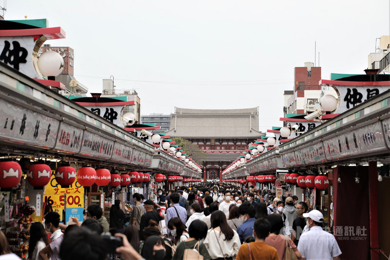 新型冠狀病毒疫情重挫經濟,日本政府從7月底實施振興國旅Go To Travel措施,10月1日起納入東京,這幾天各地人潮湧現,淺草很多店家老闆心花怒放。中央社記者楊明珠東京攝 109年10月4日